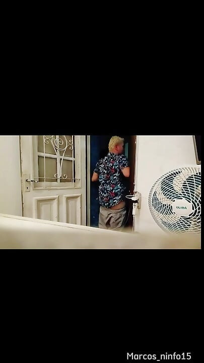 Otišao sam u Belo Horizonte i pokazao se na ulici ispred bara noću na balkonu