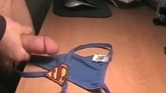Cumming en tanga azul de supergirl