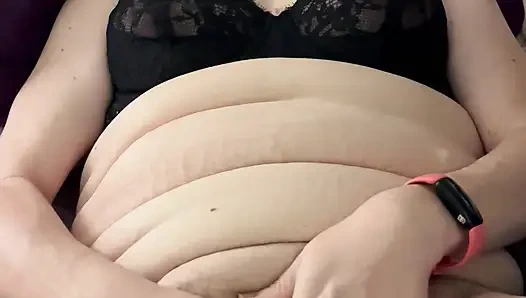 Naomi mengulas nuansa gulungan dildo!