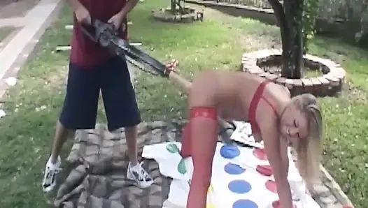 Tante seksi rambut pirang lagi asik piknik di taman