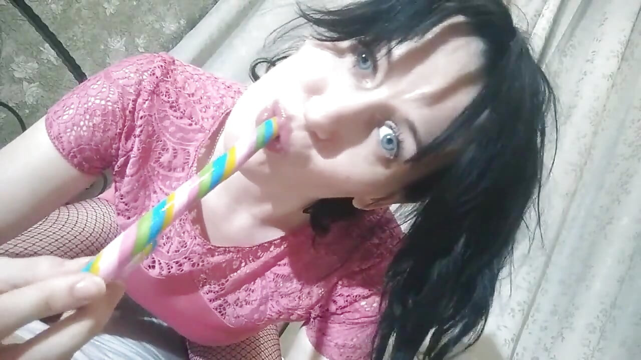 Ela chupa um pirulito e enfia na buceta peluda ginnagg