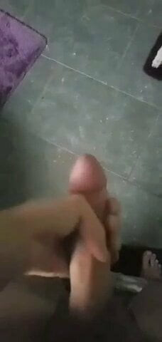 私は激しく絶頂します。