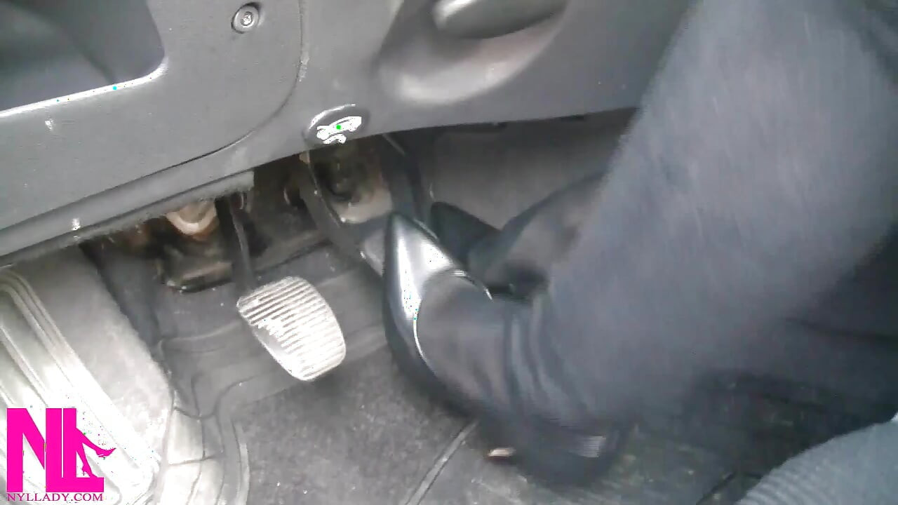 Pompage de pédales en collants noirs et talons hauts gris brevetés