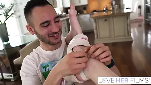 Die geile Olivia madison bekommt ihre riesigen fußanbetung