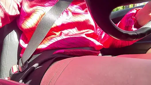 Ich zog über und reibte meine muschi im Auto, bis ich einen intensiven orgasmus hatte.
