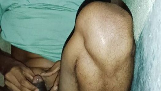 Indyjska gwiazda porno odsłania twarz i dupek kurwa w łazience z ogromnym wytryskiem