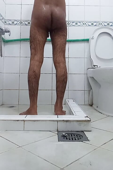 Ghar par akele bathroom me muthi maari bisexual pura maja liya nahate hwe