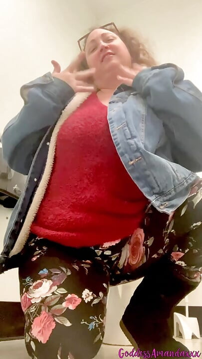 Awek montel berpantat besar di bilik air