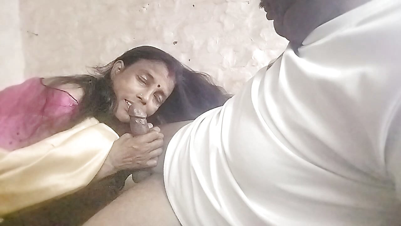Gaon ki desi bhabhi khud mere kamre mein I