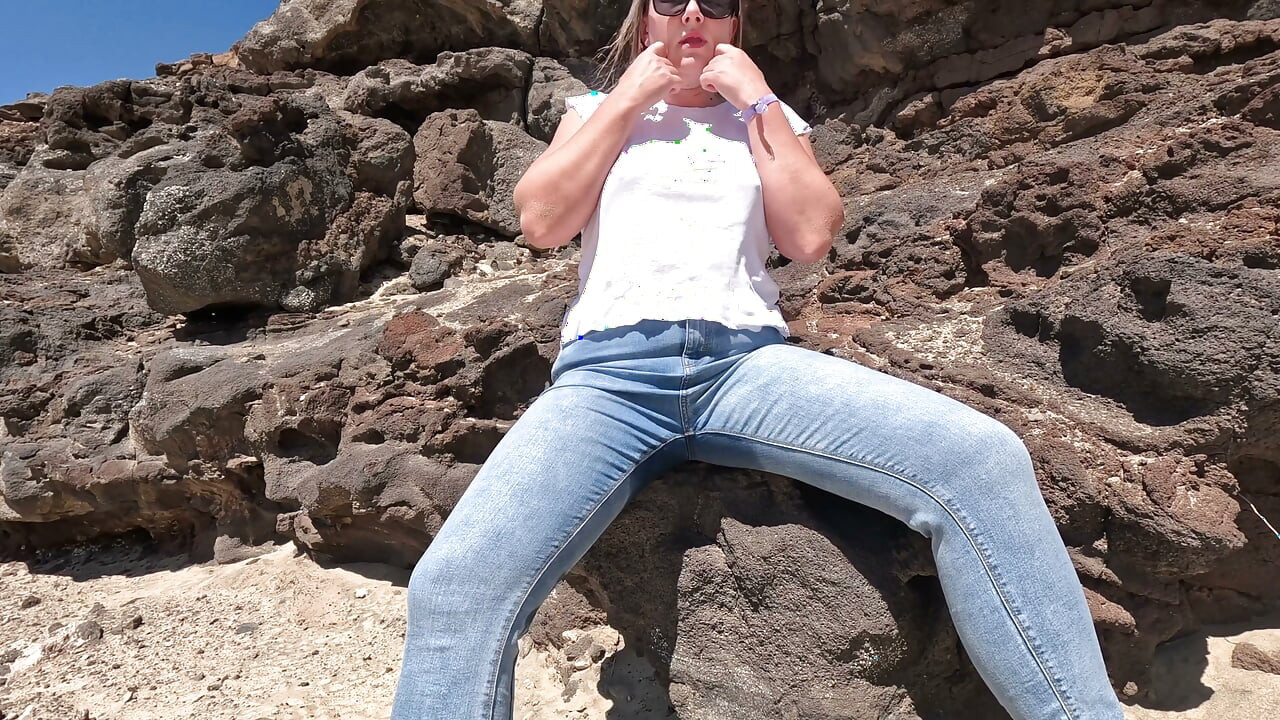 Casual Beach Pee - Jeans Wetting Outdoors