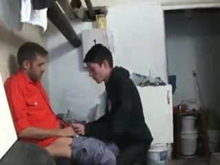 Hombre se folla a un jovencito en el sótano