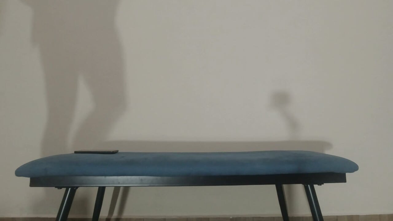 Latina gostosa de saia fetichista e bunda grande balançando seu traseiro enorme