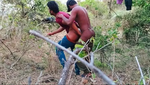 Un demi-frère et un chauffeur de camion se rencontrent à l’extérieur de la forêt et baisent