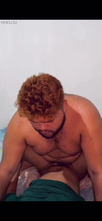 Αξέχαστη στιγμή από το "Chubby gay fucking the young man"
