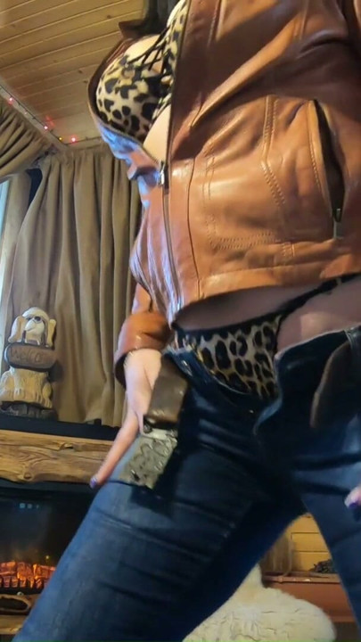 Striptease în Cabină - Curea din piele, blugi și provocare lentă (Partea 2) | Clip 2