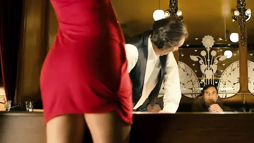 Tóc đỏ thoát y tại bàn bi-a