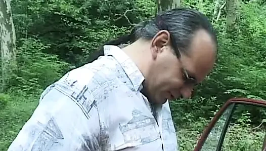 Красивую немецкую блондинку-куклу трахнули на природе три возбужденных мужика