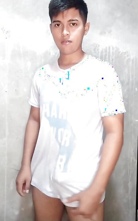 Καυτός νεαρός αυνανίζεται στο δωμάτιό του