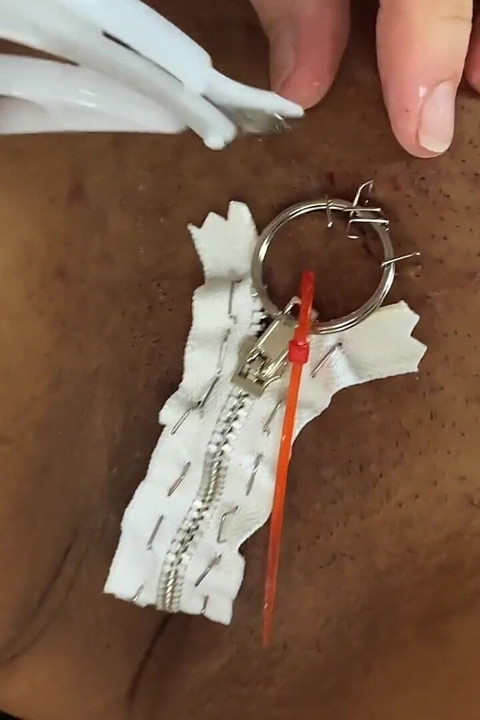 Dominatrix sahibe April - amcığını fermuarla