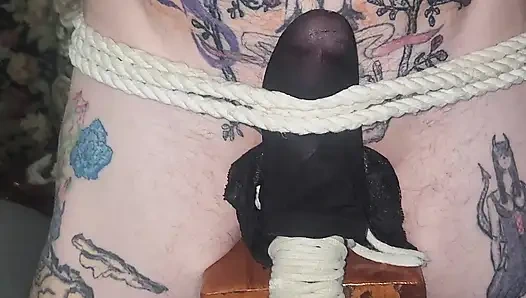 Хорошая девушка в нейлоне и пытки яиц