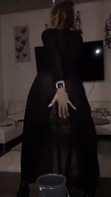 Bambiambita faz alguns movimentos com o mastro