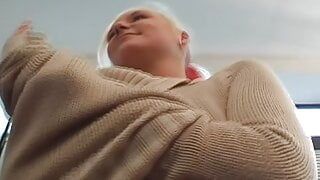 Красивая немецкая шлюшка с удивительным телом ублажает член в видео от первого лица