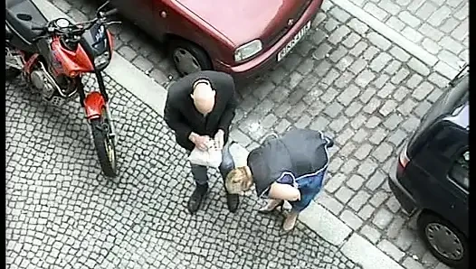 Büyük memeli Alman genç erkek avcısı yatak odasında yarağa biniyor