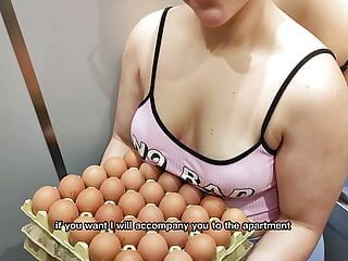 Ma voisine adore manger l'œuf entier le matin.