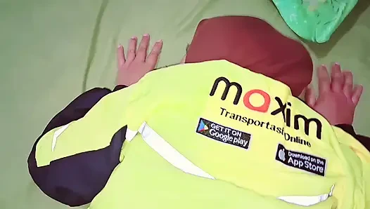 Ojol cewek berhijab mendapat bonus ekstra dari castamer gofood-full video bokep indonesia viral
