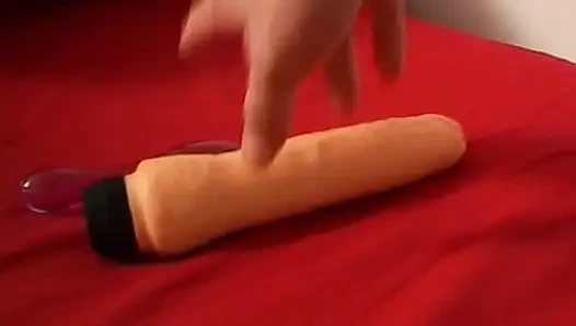 Cewek perancis rambut pirang lagi asik mainin mainan seksnya sambil nyepong kontol