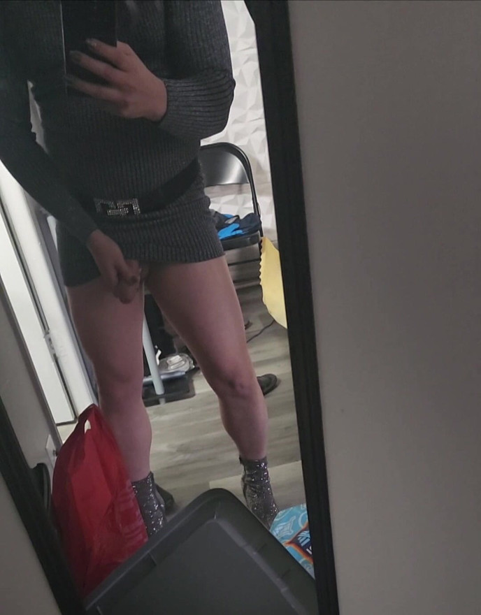 Trans menyentuh kontol besarnya di cermin