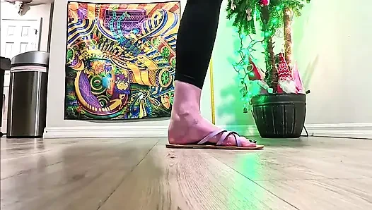 6'7 Raksasa Menghancurkan Tanah di Sandal - Stomps Slow-Mo - Pov