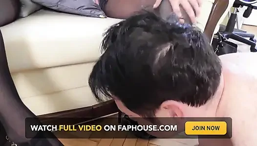 Pemujaan sepatu femdom