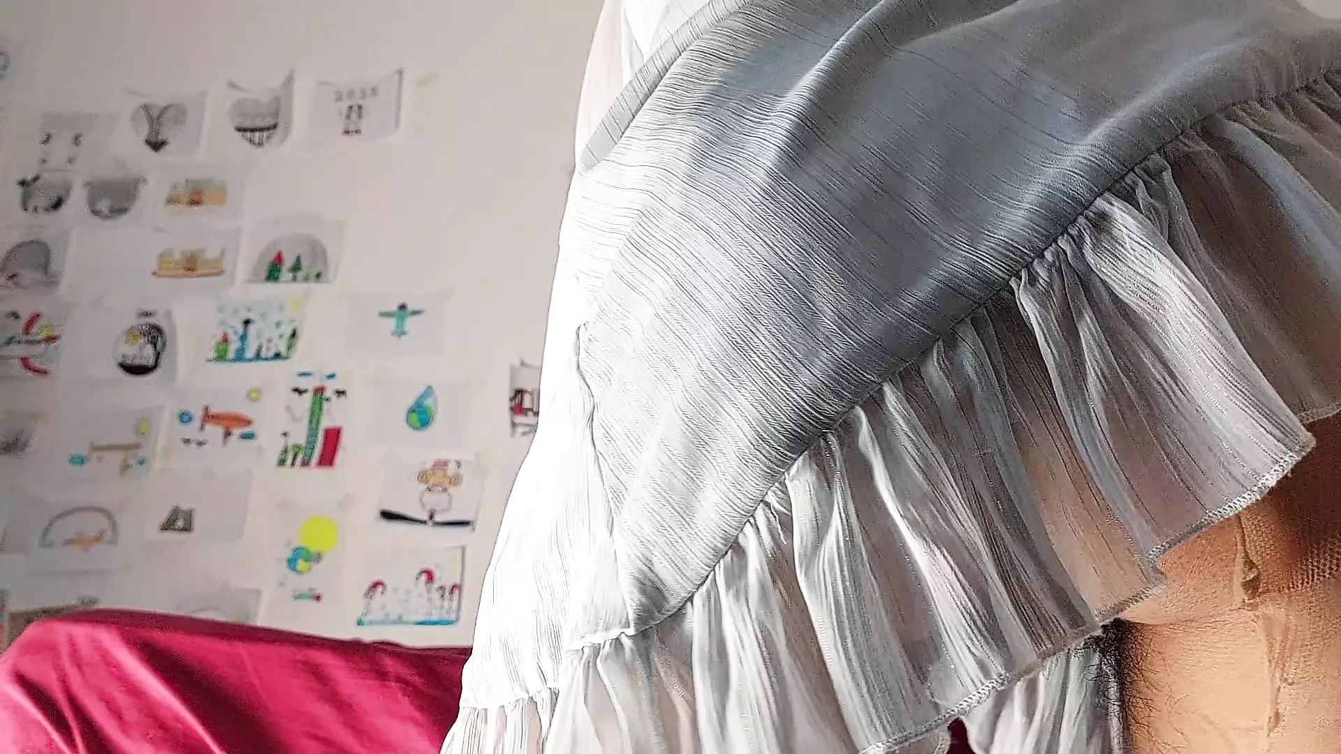 Latina sexy se prueba bragas, coño peludo, gran culo, grandes tetas, grandes pezones. Morena sexy en vestidor, coño peludo, gran culo,
