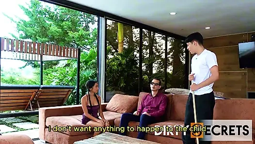 MEIN BLINDER STIEFVATER BRINGT EIN SEXY ZIMMERMÄDCHEN MIT NACH HAUSE UND ICH FICKE SIE HINTER SEINEM RÜCKEN