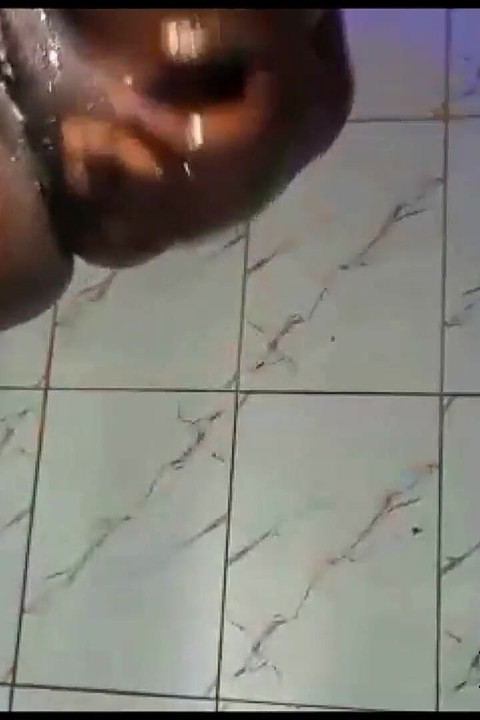 Rowena membasuh badan eboninya
