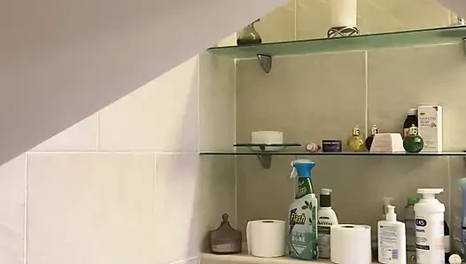 Разделась в ванной