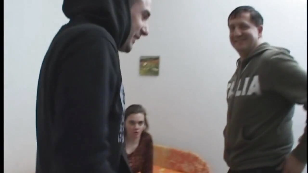 Młode dziwki amatorskie wyruchane przez dwa kutasy