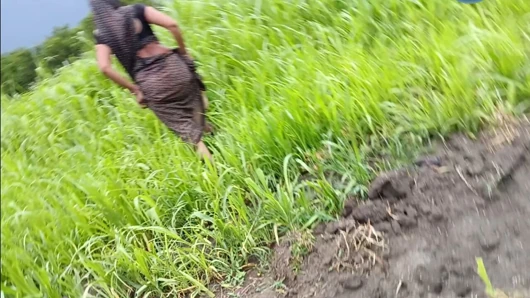 The village's desi sister-in-law, with a thin waist, showing her body cutting fodder in the field, brought the brother-in-law home and made the sister-in-law suck the cock in the mouth