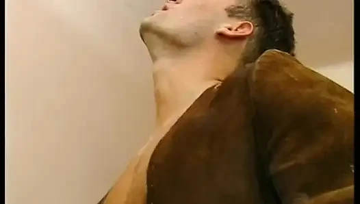 Siyah saçlı genç kız amını siktiriyor ve yumruk sokuyor