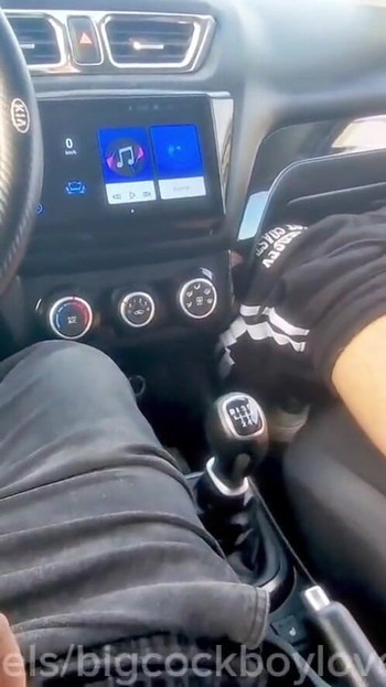 トラック運転手は高速道路でお互いにオナニーして射精し、大量の精液、大きなチンコ。 | クリップ 1