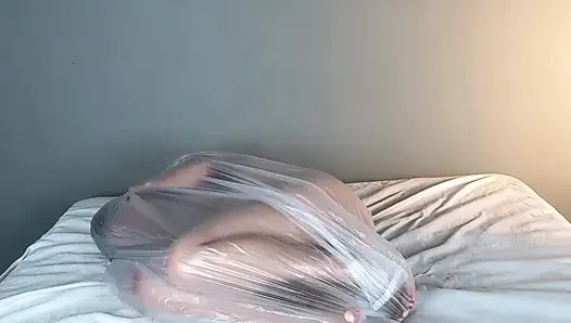 Brath yang putus asa lagi asik mainin plastik