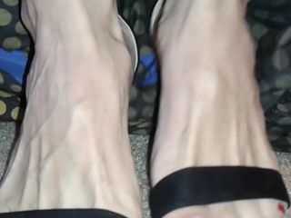Красные пальцы ног на открытых каблуках
