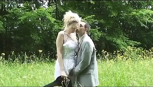 Hochzeitsmädchen lutschen draußen schwanz