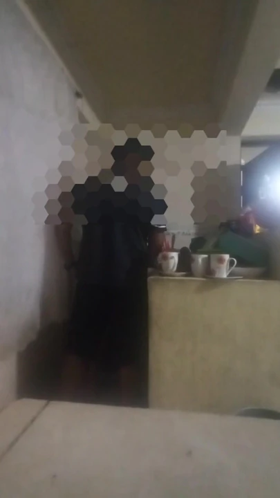 Saat yang menakjubkan dari "pembantu disetubuhi di dapur (hampir ditemukan oleh istriku)"
