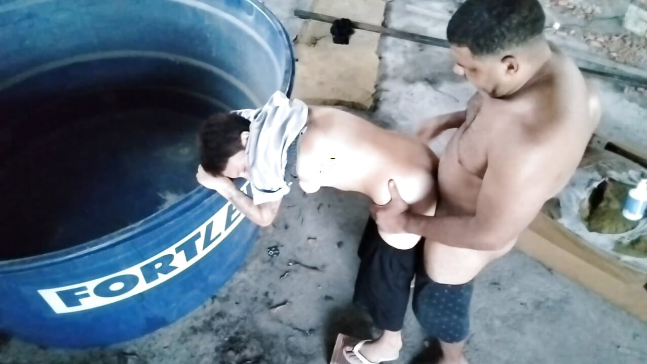 Beyaz lezbiyen sıkı göt veriyor.