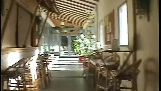 Orta yaşlı seksi kadın azgın amcık için şişe