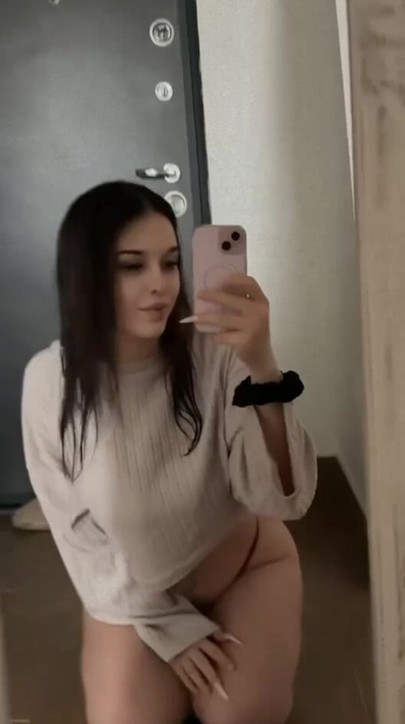 Speil sjekk . Crop top kjører opp, stringtruse dekker knapt.