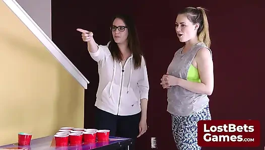 Cesur bir striptiz Hava Pong hareketi rakibinin vuruşunu çıldırtıyor