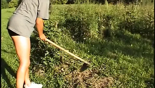 Büyük memeli sarışın olgun amcık oynuyor ve muzla sikiyor